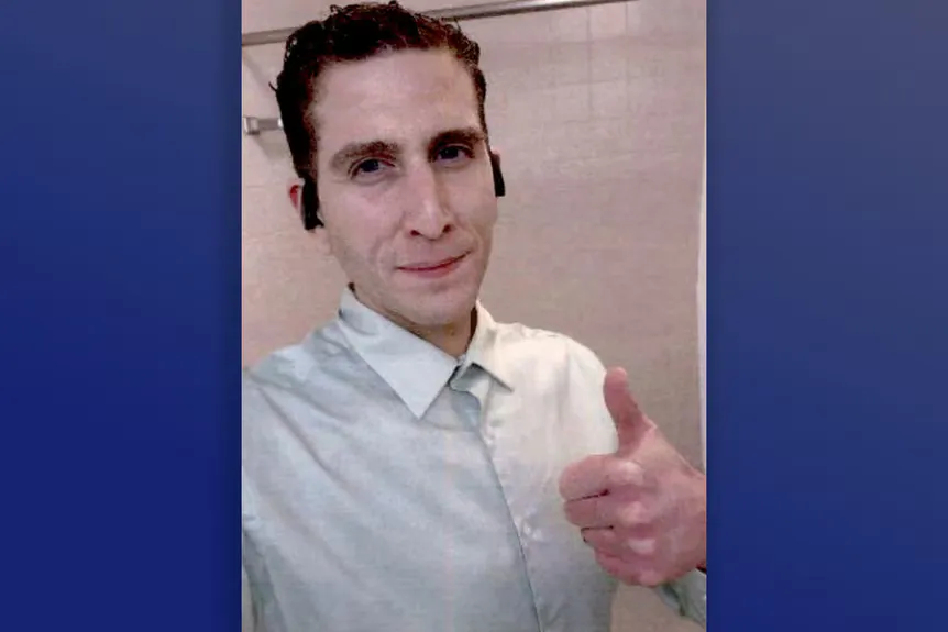 Ulotka sądowa przedstawiająca Bryana Kohbergera robiącego sobie selfie z kciukiem do góry' typeof='foaf:Image' title=