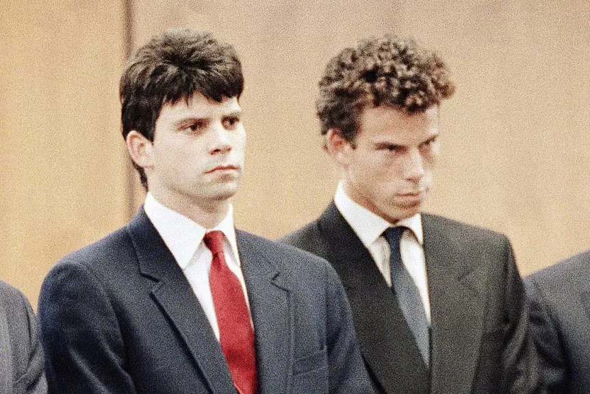 Lyle Menendez og Erik Menendez sidder i retten og lytter til en dommer' typeof='foaf:Image' title=