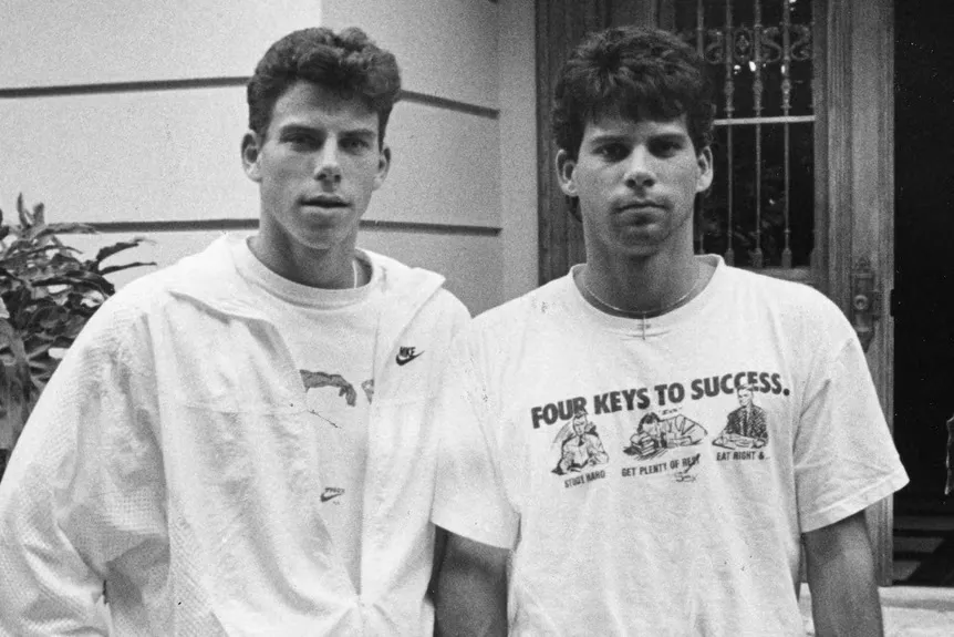 Erik Menendez i Lyle Menendez es troben davant de casa l'any 1989' typeof='foaf:Image' title=