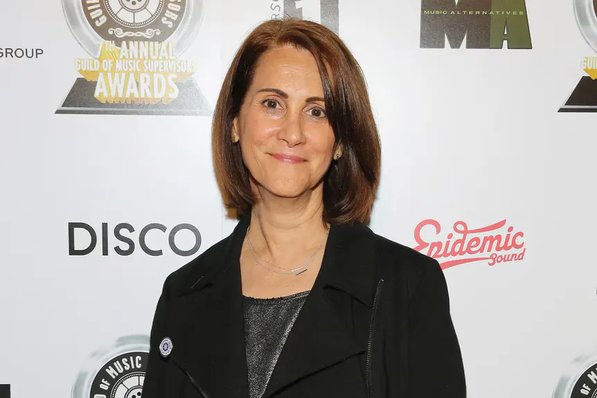 Robin Kaye lacht in een zwarte outfit.' typeof='foaf:Image' title=