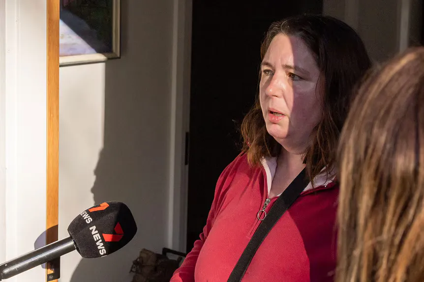 Erin Patterson conversando com um repórter.' typeof='foaf:Image' title=