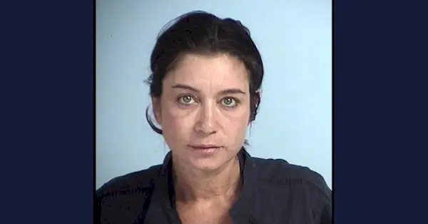 Patricia Cornwall se objevuje na snímku pořízeném šerifem okresu Walton na Floridě