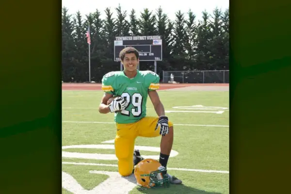 Logan Schiendelman posa com seu uniforme de futebol.