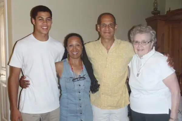 Uma foto de Logan Schiendelman com sua família