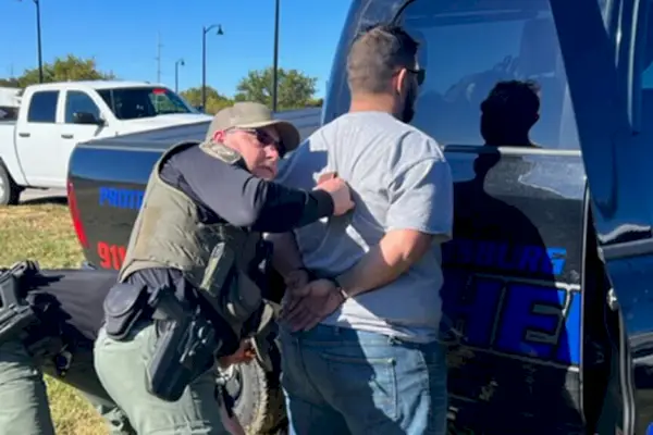 체포되는 코디 케첨