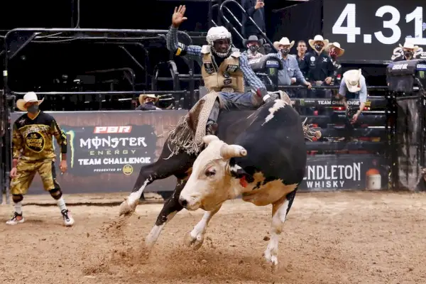 Ouncie Mitchell alias Demetrius Allen rider på bull Crack Attack under Monster Energy Team Challenge