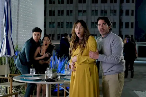 Carlos (Sebastian Quinn), Ruby (Priscilla Quintana), Ava (Kaley Cuoco) i Nathan (Chris Messina) pojawiają się w filmie „Na podstawie prawdziwej historii”.