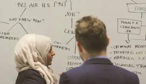 Rabia Chaudry taler med privatdetektiv Tyler Maroney