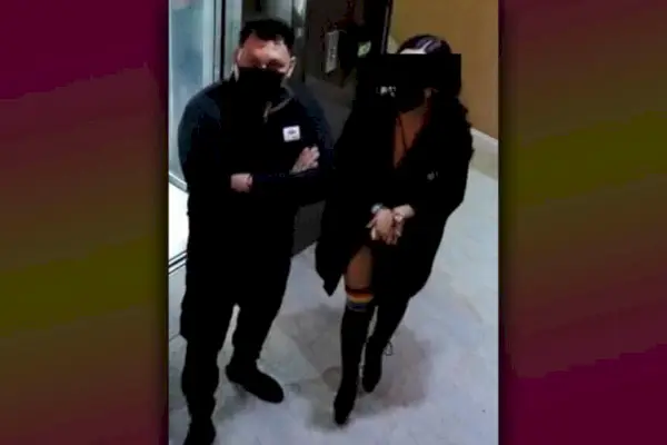 Imagem da câmera de segurança de Bryant Rivera e uma mulher