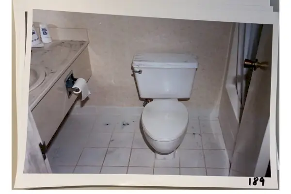 Imagen de la escena del crimen de un baño que aparece en el episodio 110 de Sin City Murders.