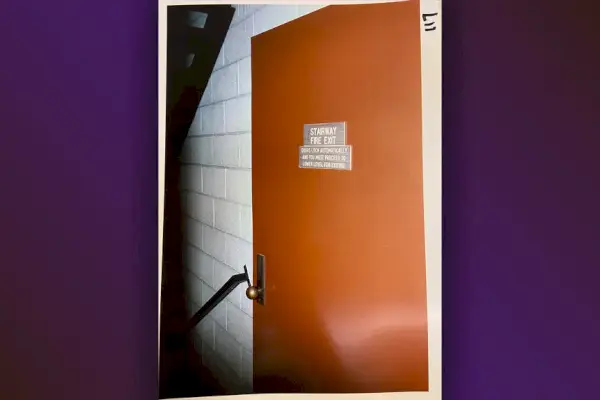 Imagen de la escena del crimen de una puerta que aparece en el episodio 110 de Sin City Murders.