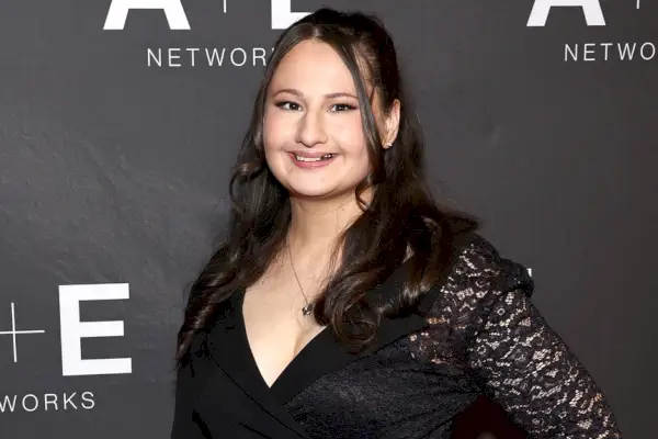 Čigāne Roza Blanšāra smaida uz sarkanā paklāja filmai The Prison Confessions Of Gypsy Rose Blanchard