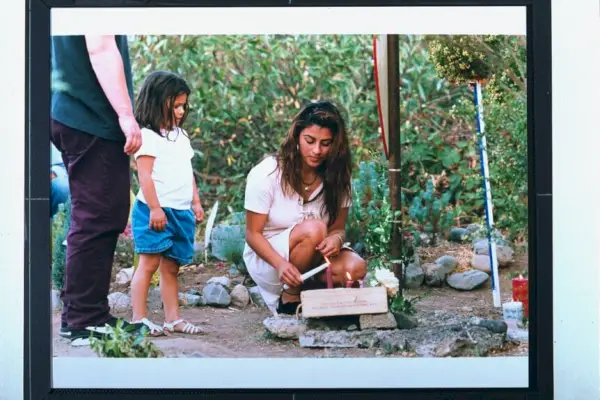 La persona in lutto Sylvia Benjamin (a destra) e sua figlia Alisha, 5 anni, accendono una candela al memoriale della vittima di rapimento e omicidio Polly Klaas, 12 anni.