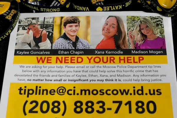 Um panfleto buscando informações sobre os assassinatos de quatro estudantes da Universidade de Idaho