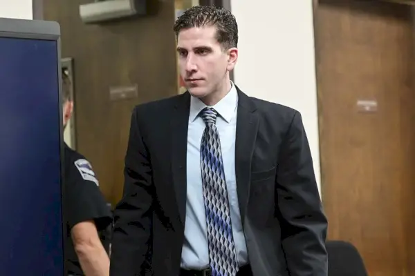 Bryan Kohberger entra em um tribunal