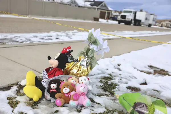 Cinq animaux en peluche laissés par la PTA de l'école primaire d'Enoch sont photographiés sur un mémorial de fortune près de l'enregistrement de la police dans une maison où huit membres d'une famille ont été tués à Enoch, Utah, le 5 janvier 2023. (AP)