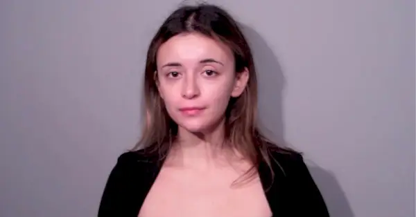 Emily Mora appare in una foto della prenotazione