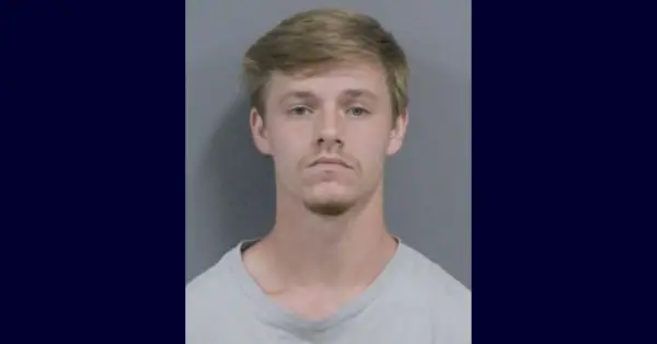 Dillan Michael Tennant appare in una foto della prenotazione