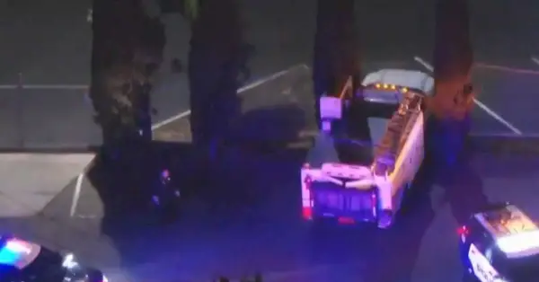 Zábery z automobilovej naháňačky ukazujú, že podozrivý Green jazdí medzi dvoma vysokými stromami na parkovisku len chvíľu po tom, čo zrazil kalifornského policajta