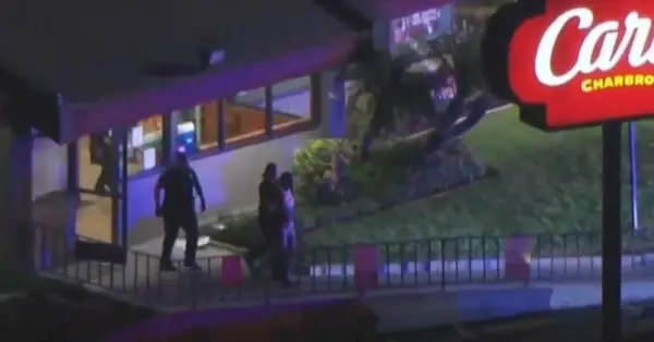 Podozrivého zatkla polícia po tom, čo viedli policajti na divokej prenasledovaní autom a pešo po rušnej kalifornskej diaľnici. Corona County nakoniec polícia zadržala 26-ročného podozrivého v Denny