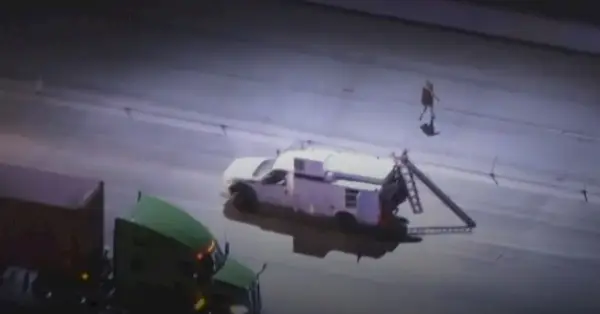 Podozrivého z prenasledovania auta Niqwayzha Greena zbadali oblohové kamery, ako uteká cez rušnú diaľnicu po tom, čo údajne viedol políciu na divokú prenasledovanie v južnej Kalifornii 2. októbra 2023. Snímka obrazovky YouTube Fox KTTV.