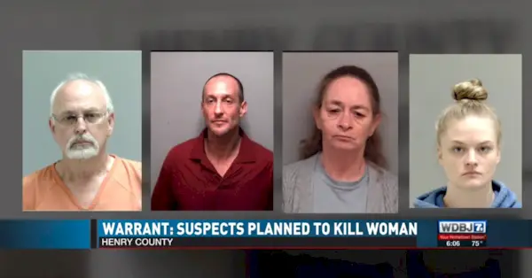 Дэвиду Ли Морсу, Коллину Джошуа Расселу, Танне Шелтон Фицджеральд и Кейси Линн Роджерс (слева направо) были предъявлены обвинения в убийстве Морса.