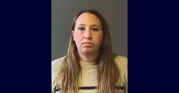 Alyson Cranick verschijnt op een boekingsfoto