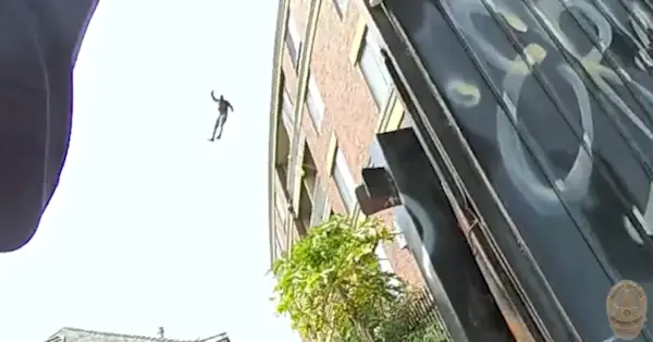 Un suspect de cambriolage – identifié par la police comme étant Jeffrey Askew – a bondi d'un immeuble avant que la police ne lui tire dessus. (Capture d'écran : Département de police de Los Angeles)