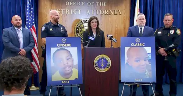 Orrin West et Orson West apparaissent sur des pancartes, identifiés par leur nom de naissance, lors d'une conférence de presse dans le comté de Kern, en Californie.