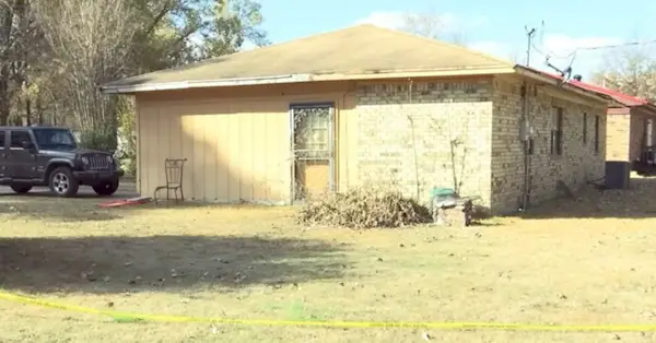 La maison où Jonathan Rolfe aurait assassiné sa mère, sa sœur et un homme. (Capture d'écran : WHBQ)