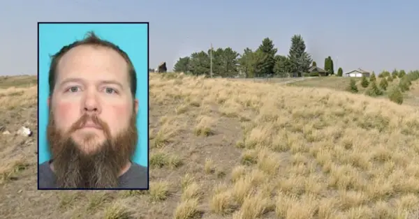 Derek Condon se objeví vsazený proti obrazu domu v Blackfoot, Id. zemřel při násilné loupeži a únosu