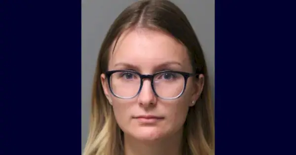 Emma Brewington appare in una foto della prenotazione