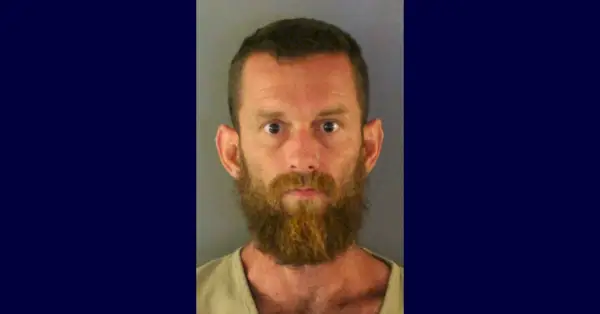 Justin D. Carver aparece em uma foto