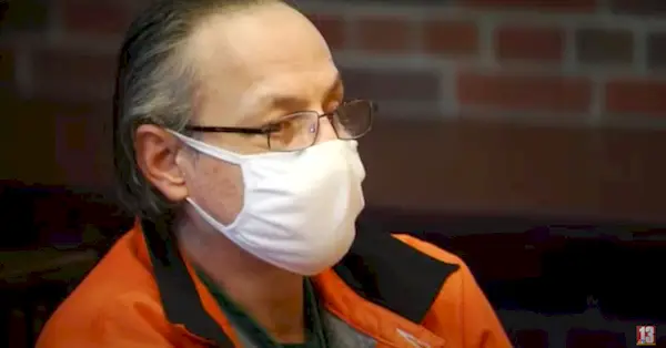 Georgios Kakavelos dyker upp vid domen via en WNYT-TV-skärmbild.