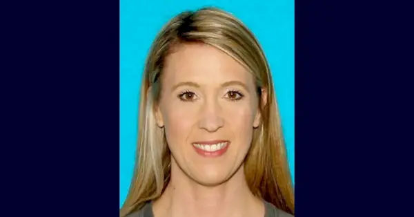 Une femme identifiée comme Erin Ward apparaît sur une photo de réservation