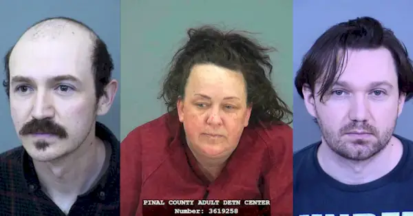 Logan Hackney a jeho bratr Ryan Hackney, nalevo i napravo, byli obviněni ze sexuálního zneužívání několik let poté, co úřady stáhly trestní řízení proti nim za údajné neoznámení jejich matky Machelle Hobsonové, která týrala jejich adoptované sourozence. (Mugshots of the Hackneys: Maricopa County Sheriff