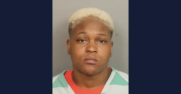 Alfreda Janapril Fluker appare in una foto segnaletica