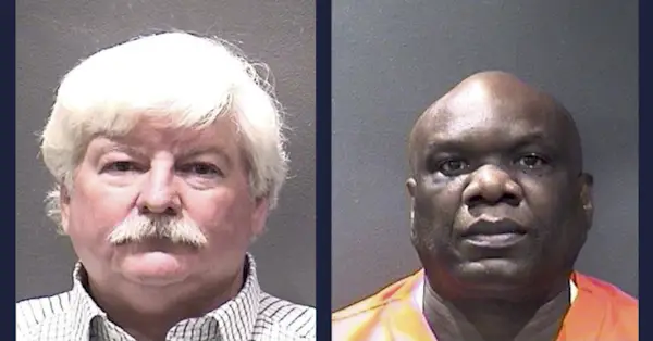 Den uskyldige mand James Christopher Johnson dukker op i et mugshot (L), og den dømte morder og voldtægtsforbryder Bobby Joe Leonard dukker op i et mugshot (R)