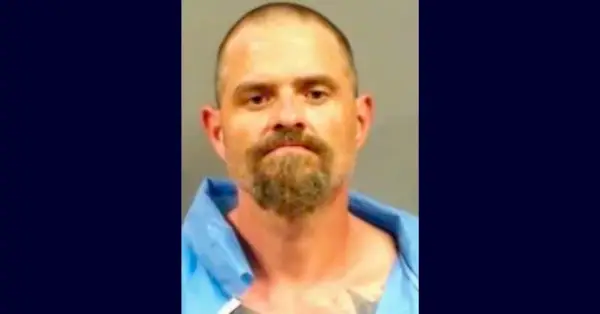 Kyle L. Romey sa objavuje na fotke rezervácie