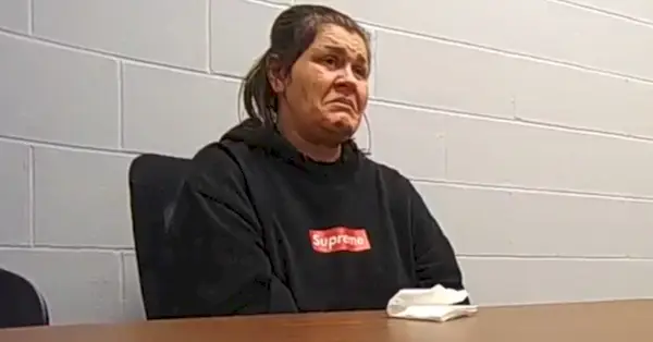 Как видно на кадрах с телекамеры, Хайди Мишель Мэтени призналась, что утопила свою 93-летнюю бабушку Элис Мэтени. (Скриншот: Полицейское управление Итона)