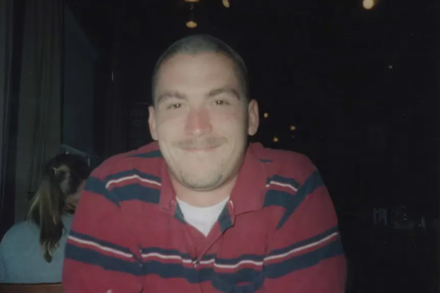 Мэтт Джейкобс улыбается в полосатой красной рубашке в сериале «Южная жареная ложь».' typeof='foaf:Image' title=