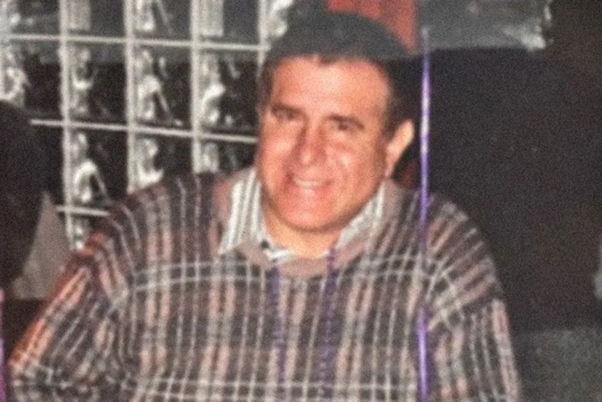 Aris Manoloules apresentado em Fatal Family Feuds, temporada 2, episódio 4' typeof='foaf:Image' title=