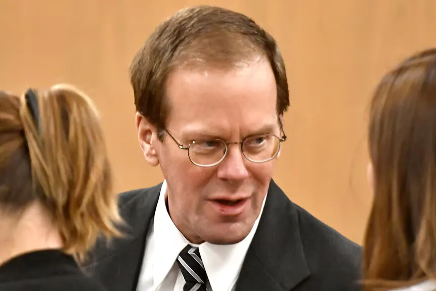 Mark Jensen conversa com seus advogados' typeof='foaf:Image' title=