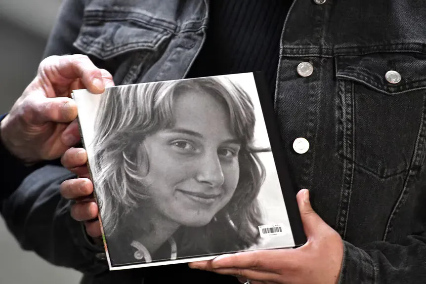 a falecida Julie Jensen' typeof='foaf:Image' title=