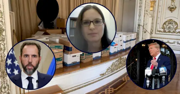 Tło: To zdjęcie, zawarte w akcie oskarżenia przeciwko byłemu prezydentowi Donaldowi Trumpowi i częściowo zredagowane przez źródło, przedstawia pudełka z płytami przechowywane na scenie Białej i Złotej Sali Balowej w Trump