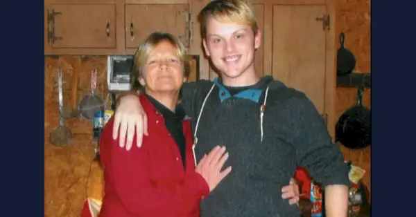 Sandy Smith (L) omfavner sønnen Stephen Smith (H) på et fotografi