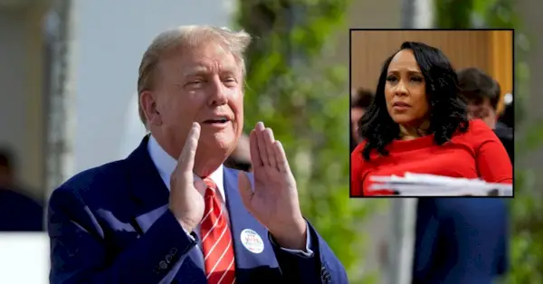 Donald Trump laver en håndbevægelse i hovedbilledet; Fani Willis ser forvirret ud indsat til højre