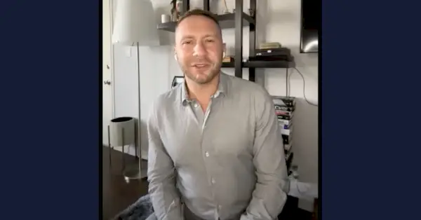 Serhat Gumrukcu aparece em uma captura de tela do YouTube.