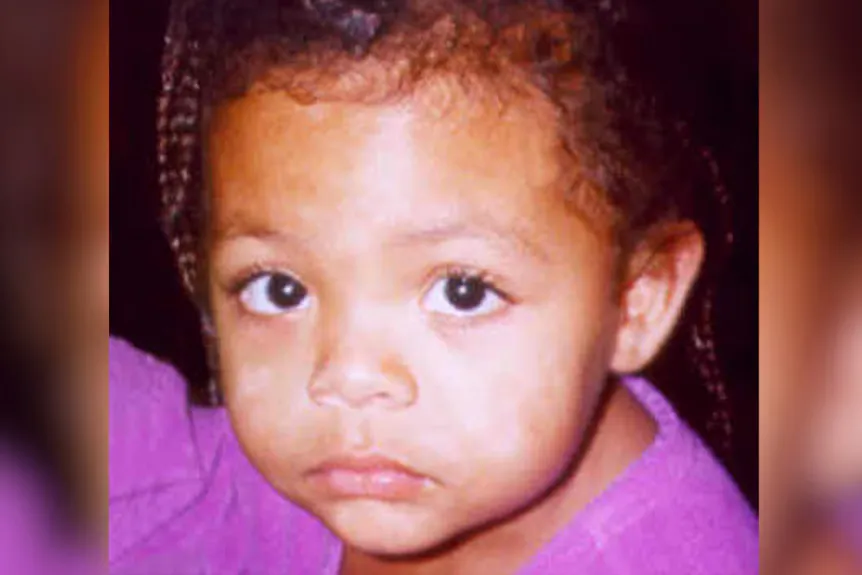 Teekah Lewis bærer en pink skjorte.' typeof='foaf:Image' title=