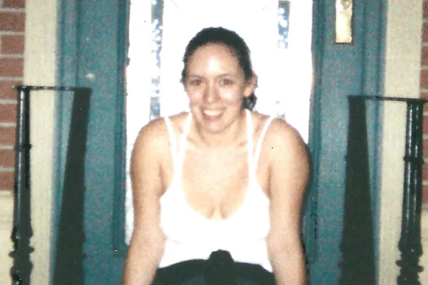 『アトランタ殺人事件』シーズン 3 エピソード 18 で、前かがみになって微笑むアリソン・アルバレス。' typeof='foaf:Image' title=